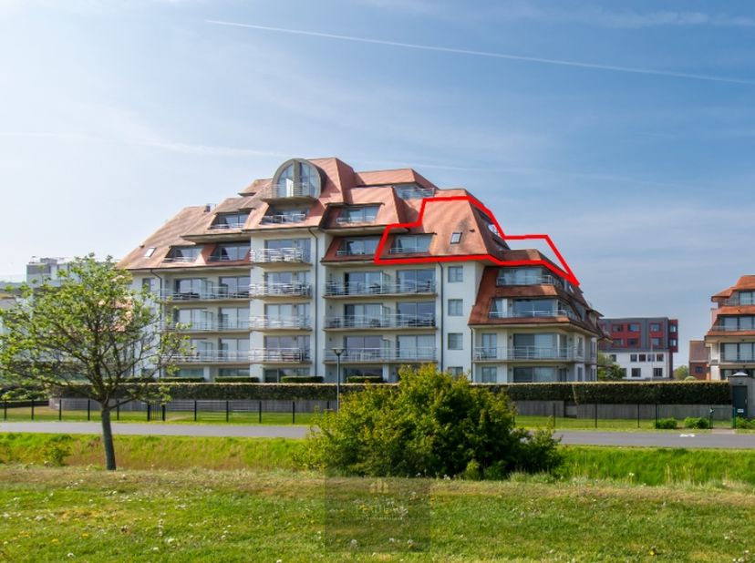 Situé sur Albert-I-Laan, entre Nieuwpoort-Bad et Nieuwpoort-Stad, ce duplex unique sur le toit allie luxe, espace et vues incomparables. Avec un espac