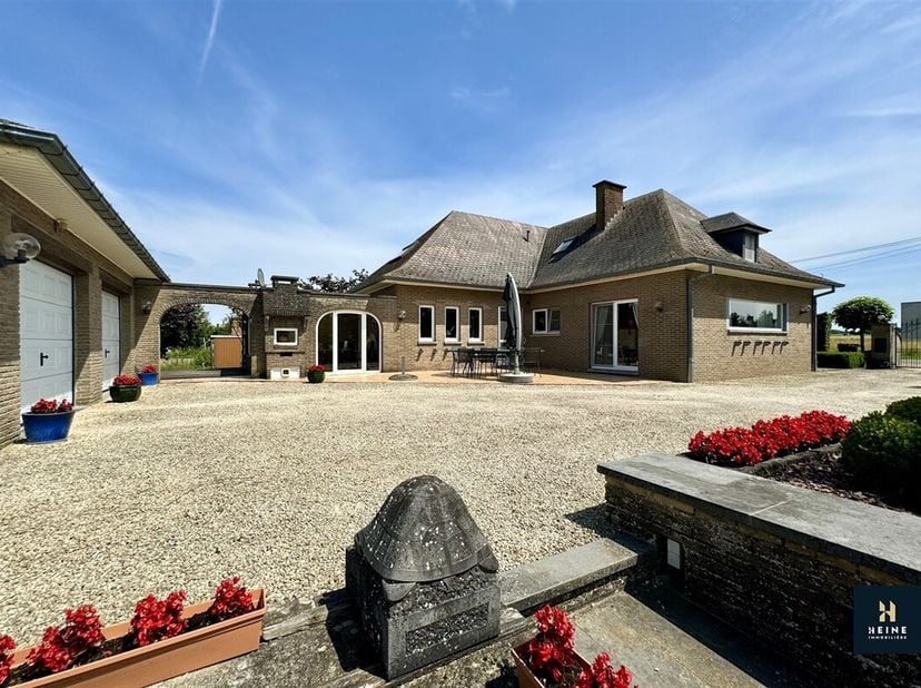 Idéalement située dans une rue calme, à proximité du centre d&#039;Ohey et 5 min du centre d&#039;Andenne et des commodités, magnifique villa 4 façades de quali