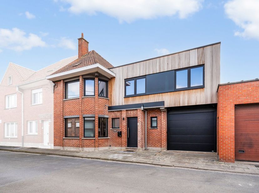 Energiezuinige parel met dubbele garage (werkplaats)  en gezellige stadskoer te koop in Bissegem!&lt;br /&gt;
Ben je op zoek naar een instapklare, ruime won