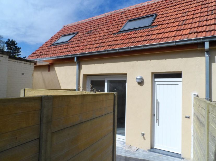 Deze woning enkele jaren geleden volledig herbouwd, enkel voorgevel heeft zijn ouderlijke charme behouden. Door het houten hekken vooraan geniet u dan