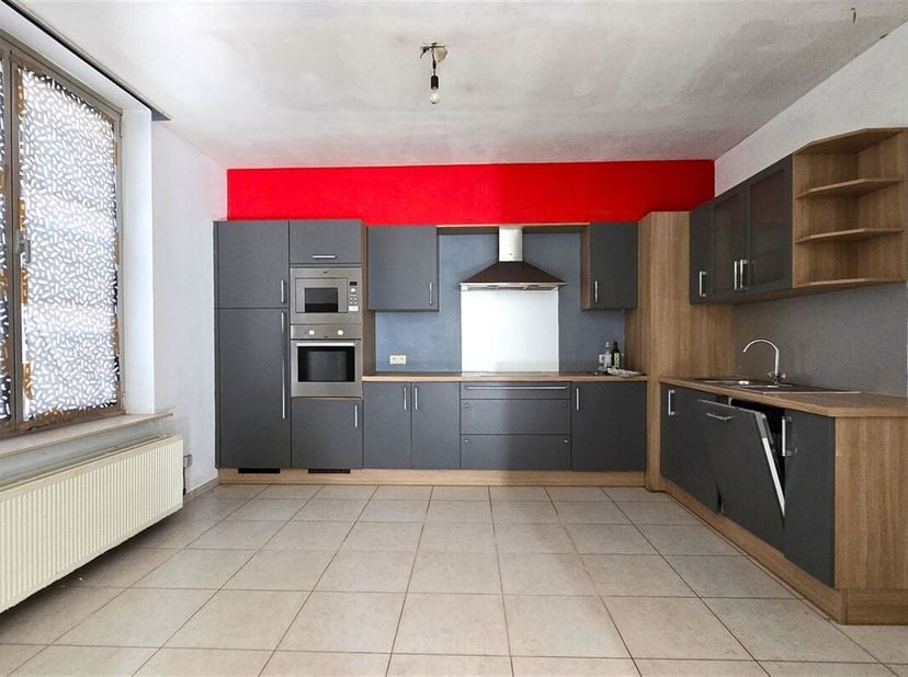 Dans le centre ville, au bout d&#039;une impasse calme mais à proximité des commerces et des services, vous pouvez louer cette ancienne maison de gardien t