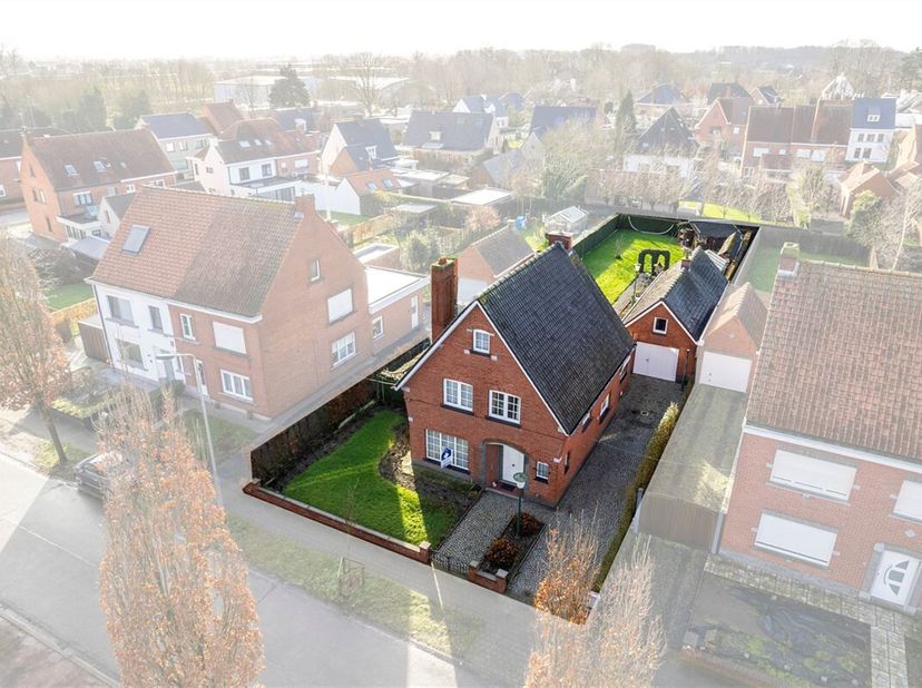 Ontdek deze te renoveren woning in Deerlijk, een ideaal familiehuis met een bewoonbare oppervlakte van 155m², gelegen op een royaal perceel van 794m².