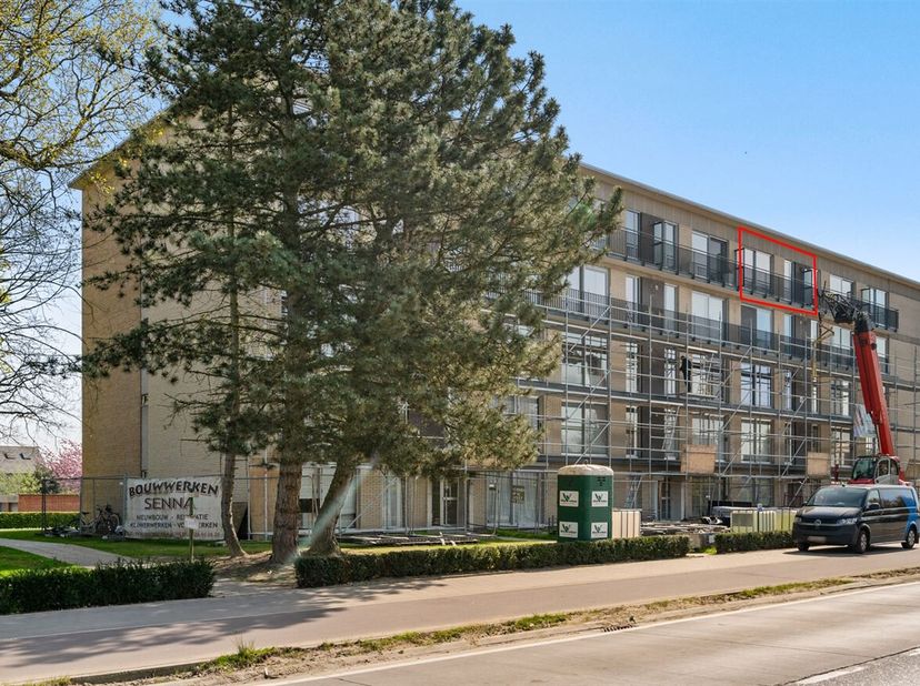 Gelegen op de (vierde) bovenste verdieping van een verzorgd appartementsgebouw aan de Mechelsesteenweg, bevindt zich dit ruime appartement. &lt;br /&gt;
De