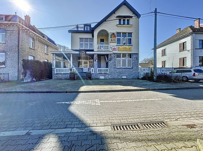 Venez découvrir à Anseremme - Place Baudoin 1er, établissement horeca de +/- 112 m² (cuisine comprise) avec terrasse pouvant accueillir 50 personnes,