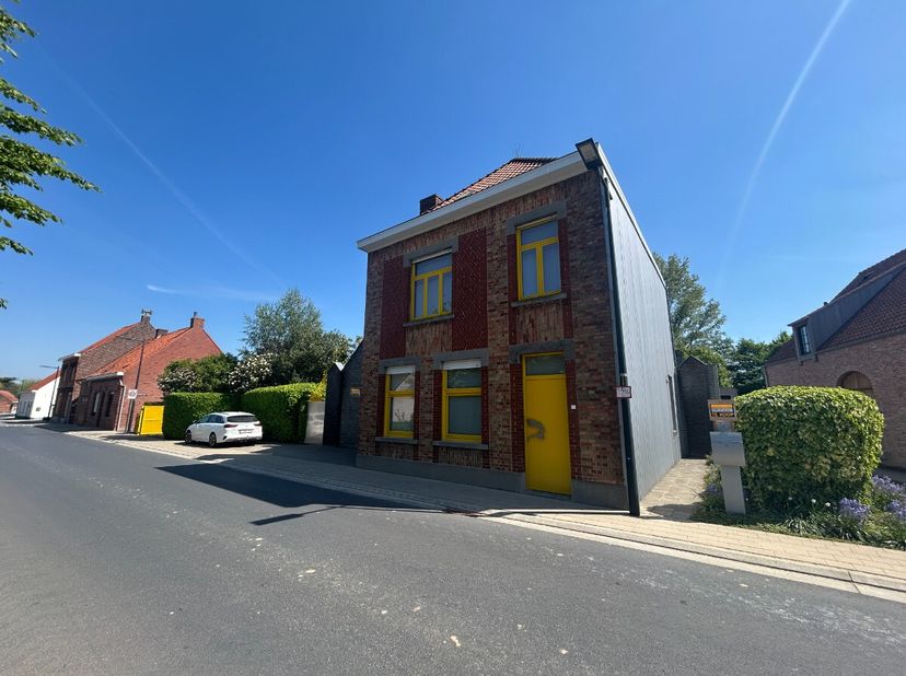 karaktervolle herenwoning op 1714m² met 4 slaapkamers en atelier.Indeling:Op het gelijkvloers hebben we de inkom, living, ruime keuken met ontbijthoek