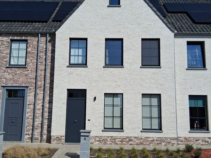 In de Beukenlaan in Lichtervelde, een residentiële nieuwbouw wijk, vinden we deze mooie energiezuinige 4 slaapkamerwoning met mooie tuin én achterligg