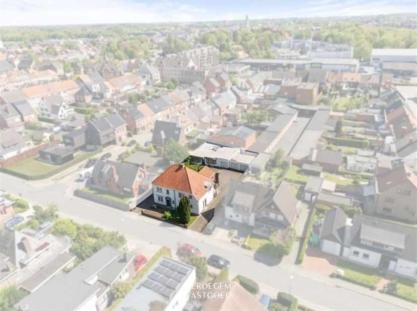 Ligging&lt;br /&gt;
Deze halfopen bebouwde woning is gelegen in een rustige en groene straat in Lokeren, ideaal voor wie houdt van een rustige omgeving.&lt;br