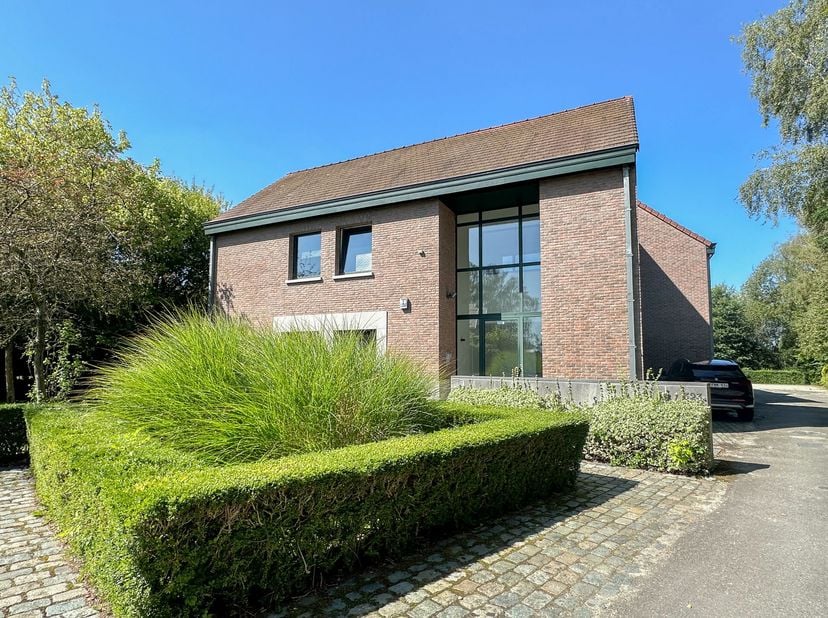 LASNE, wijk Ransbeck. Ruime KANTOOREN met een totale oppervlakte van ± 130 m² ideaal gelegen aan een drukke weg in een groene omgeving. Het gebouw bes