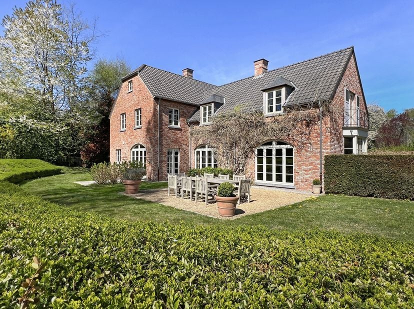 Maison dexception au cur du prestigieux Domaine du Bercuit. Laissez-vous séduire par cette splendide demeure nichée dans lenvironnement verdoyant et s