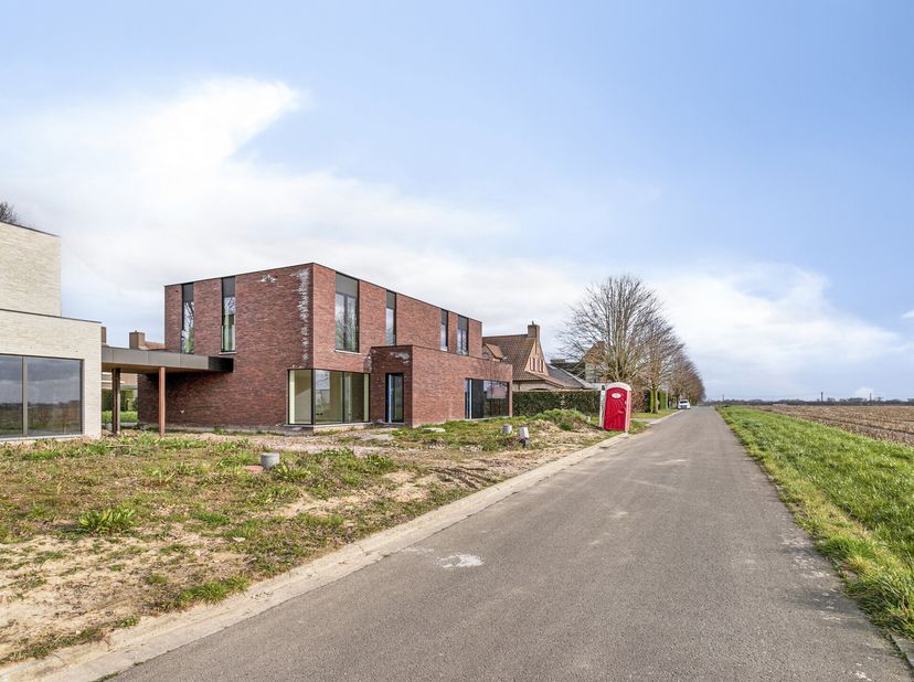 Op een rustige, doch vlot bereikbare locatie te Vinkt vinden we deze halfopen bebouwing terug. Deze nieuwbouwwoning is ruim en elegant. Het heeft een