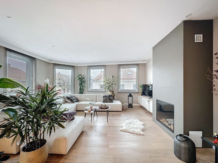Zeer ruim en luxueus duplex appartement met zolder studio pal in het centrum van Oostduinkerke dorp. Indeling gelijkvloers: inkom met trap. Eerste ver