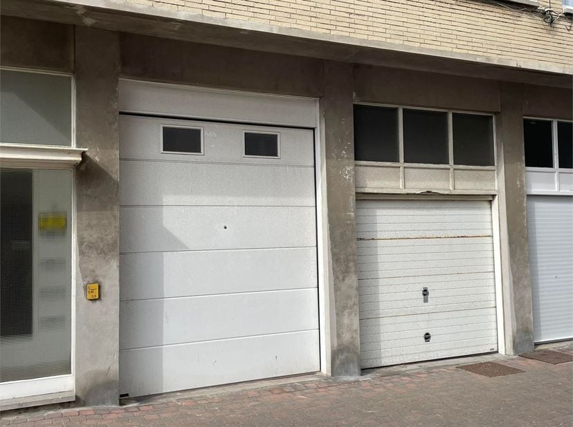 Ruime Garagebox met uitzondelijke hoogte !&lt;br /&gt;
De garagebox is gelegen in de rustige Residentie Flora. De garagebox bevindt zich aan de straatkant v