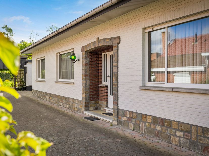 Deze charmante gelijkvloerse woning is gelegen in groene omgeving.&lt;br /&gt;
Op een perceel van 5 are 50 en een bewoonbare oppervlakte van 140m² (volgens