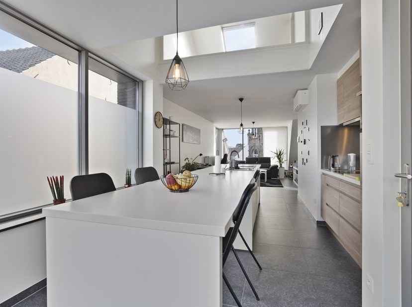 Cet appartement duplex moderne offre une expérience de vie unique sur deux étages. Au deuxième étage, vous trouverez une chambre spacieuse, tandis que