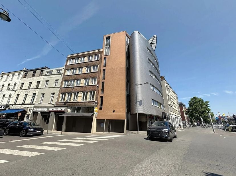 Plan je bezoek in via http://www.living-stone.be en bekijk de virtuele rondleiding:&lt;br /&gt;
Lichte flat op de 4e verdieping (met lift) gelegen langs het