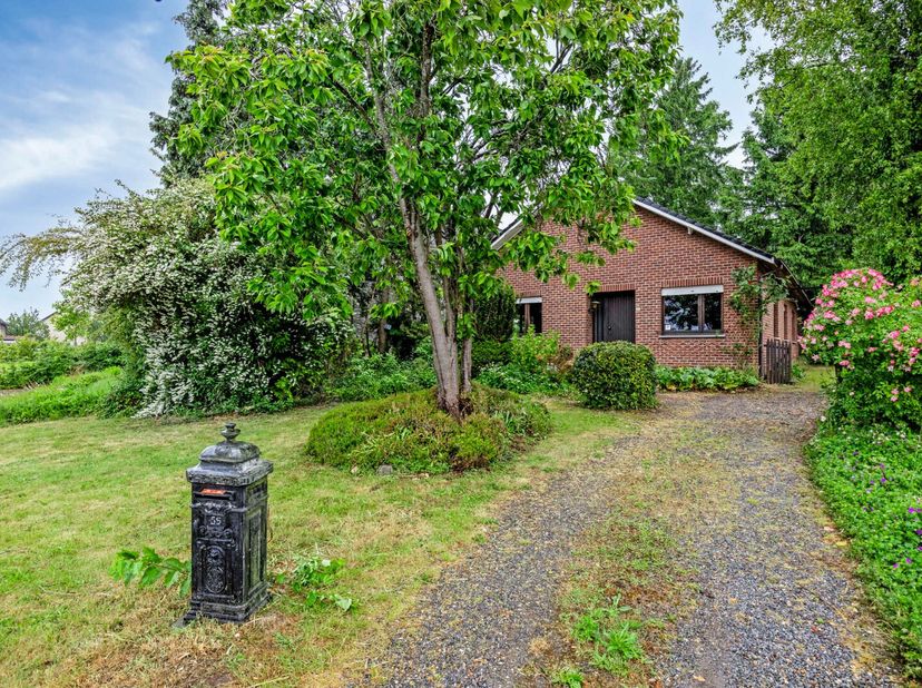 Deze charmante en degelijke woning uit 1969 bevindt zich op een ruim perceel van 14a 41ca.&lt;br /&gt;
Bij het betreden van de woning komt u binnen in een r