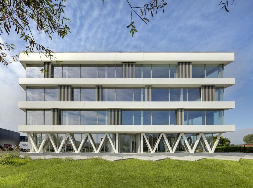 Deze hypermoderne nieuwbouw kantoren te huur bevinden zich in het KMO-park De Schaarbeek te Melsele. Deze kantoren zijn strategisch gelegen, op een bo