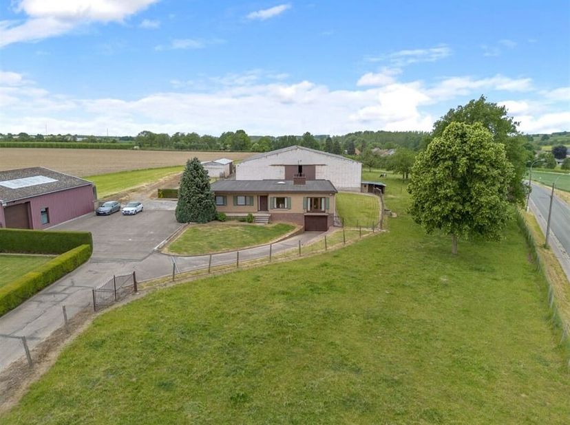 RUIME GEZINSWONING MET LOODS EN WEIDE OP 1,1 HECTARE IN HET LANDELIJKE SINT-TRUIDEN&lt;br /&gt;
Droom je van wonen in alle rust, met véél ruimte binnen én b