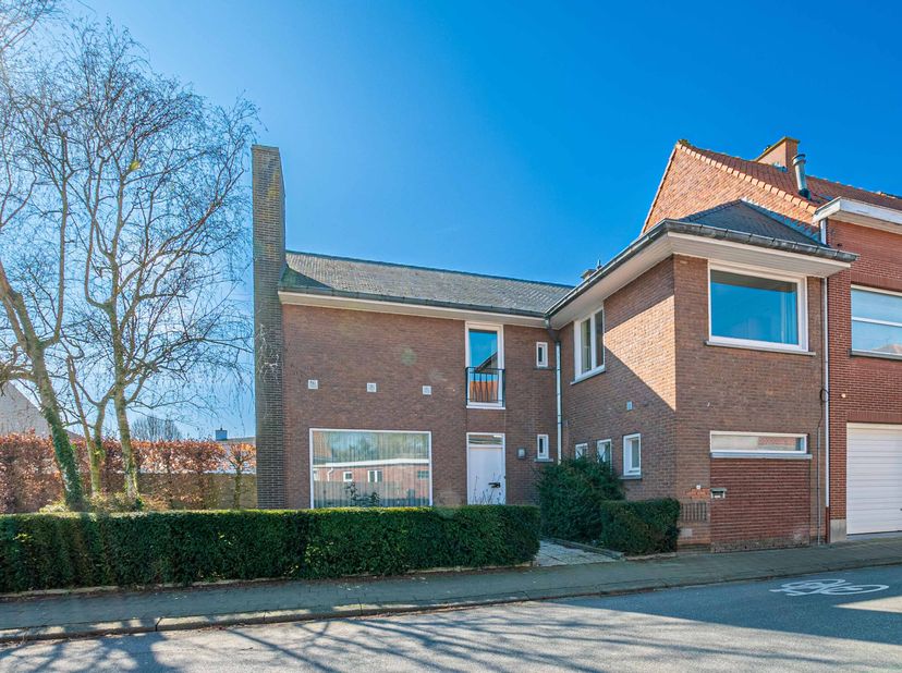 Deze karaktervolle hoekwoning op een perceel van maar liefst 457 m² biedt een zee aan ruimte en mogelijkheden. &lt;br /&gt;
&lt;br /&gt;
Dankzij de uitweg geniet