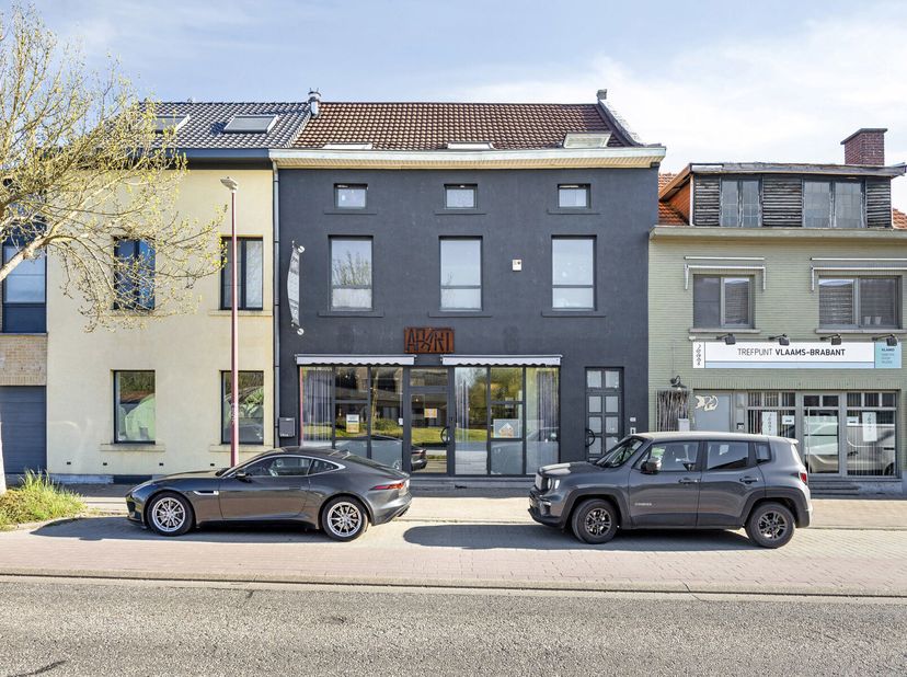 Opbrengsteigendom bestaande uit een handelspand met woonst, gelegen op een goede commerciële ligging in het centrum van Boutersem.&lt;br /&gt;
Het gebouw be