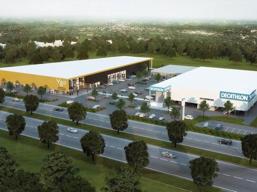 Het gaat om een commerciële ruimte op de 1ste verdieping (ca.1000 m²) op een site met Decathlon, Keukens De Abdij, AVA, Panos en YGO. De ruimte is gel