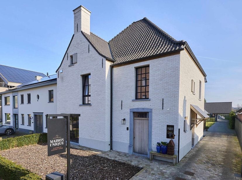 Deze unieke woning vinden we in het hartje van Neerpelt centrum en beschikt over een bewoonbare oppervlakte van maar liefst 261m² op een perceel van 1