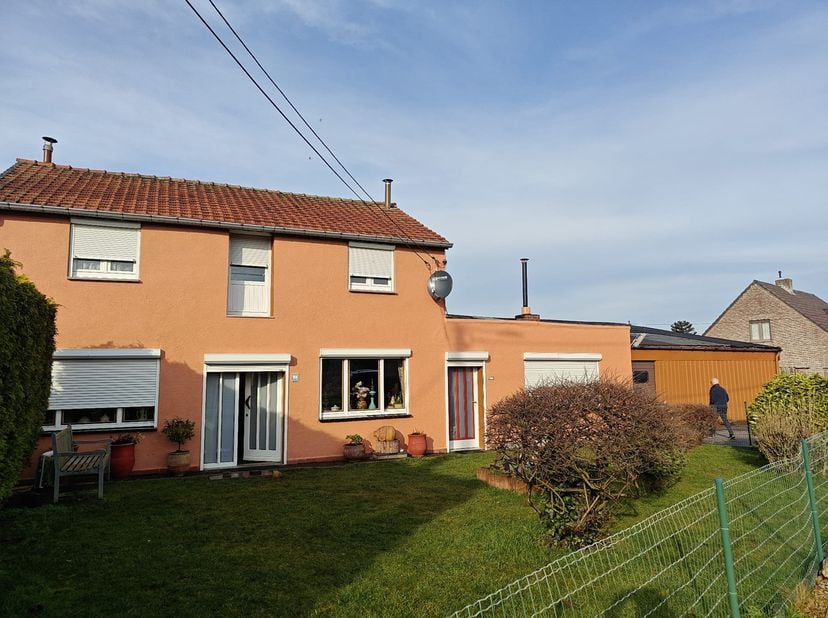 Te renoveren woonst met naastliggende loods.&lt;br /&gt;
&lt;br /&gt;
ALGEMEEN&lt;br /&gt;
-perceelopp: 11a24ca&lt;br /&gt;
-rolluiken aanwezig&lt;br /&gt;
-tuin: zuidgericht&lt;br /&gt;