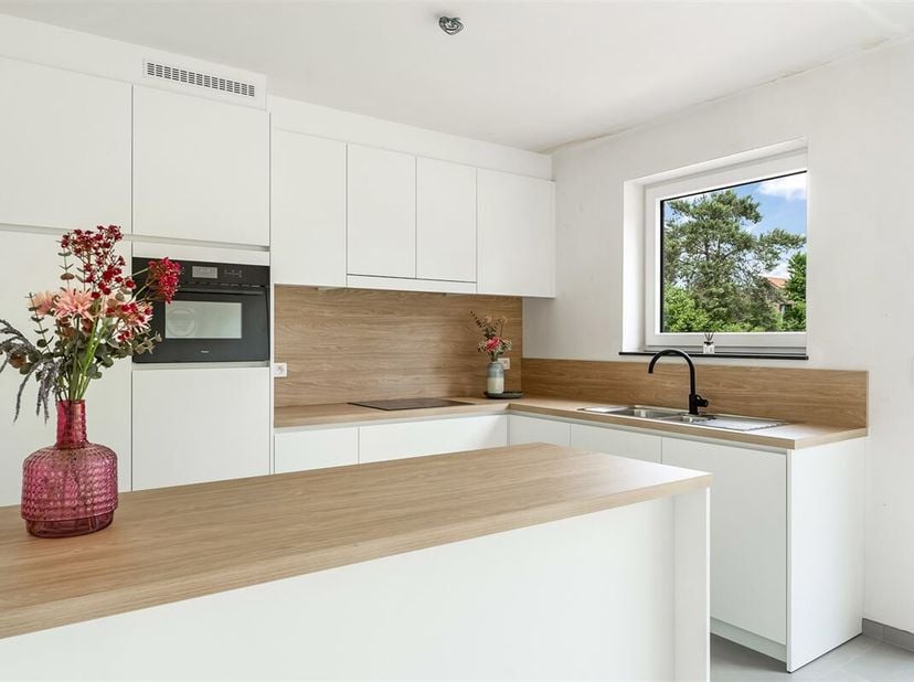 Volledig afgewerkte nieuwbouwwoning in doodlopende straat!&lt;br /&gt;
Belangrijkste troeven:&lt;br /&gt;
- Kwalitatieve afwerking door lokale, betrouwbare profes