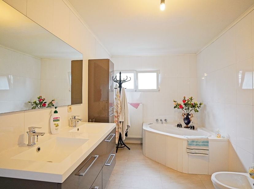Deze ruime vrijstaande woning, met 4 slaapkamers (uitbreidbaar naar 6), tuin en garage, is gelegen in Malderen, net op de grens met Opdorp.&lt;br /&gt;
Een