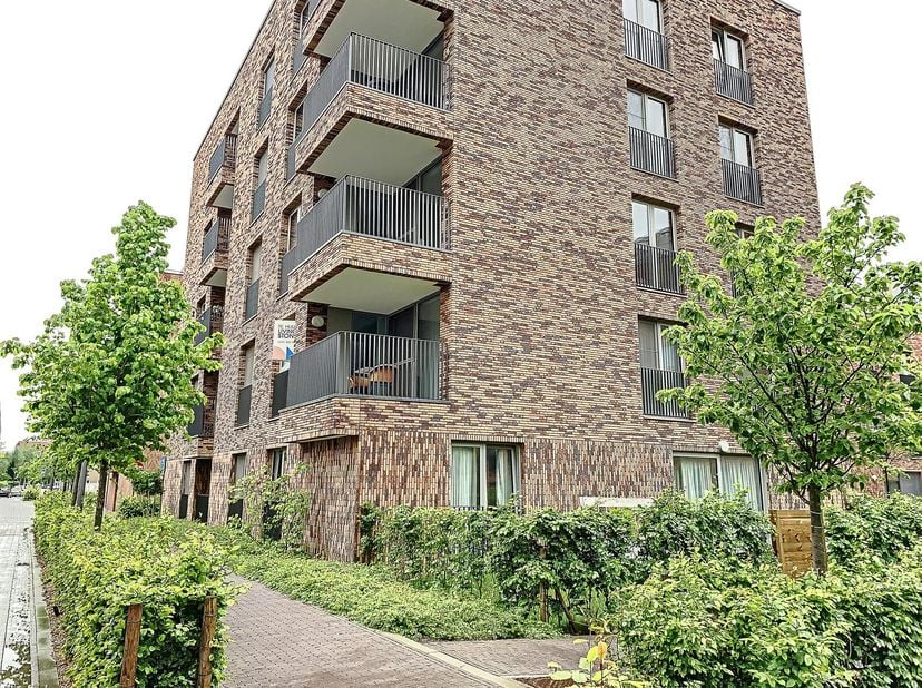 Dit luxueus én volledig bemeubeld nieuwbouwappartement met 2 slaapkamers bevindt zich in de nieuwbouwresidentie Leplae in het Refugehof in Leuven cent