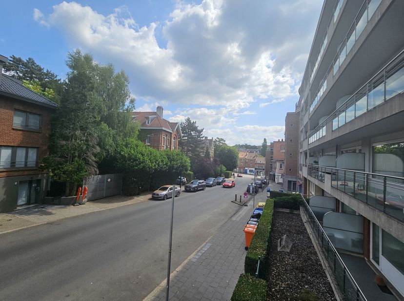 PARVISSIMMO vous propose un lumineux appartement de 2 chambres de 90m², idéalement situé au cur du prestigieux quartier Cavell à Uccle. .L&#039;appartement