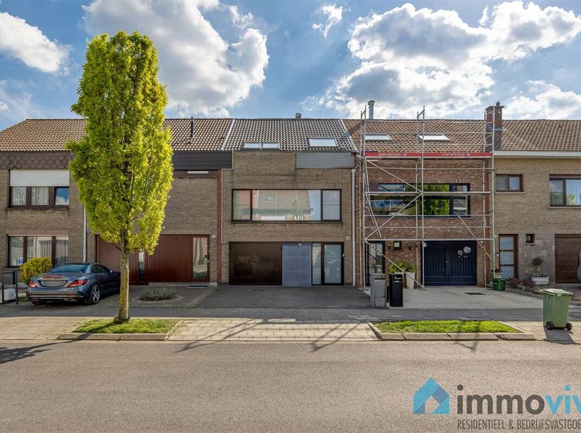 Instapklare gezinswoning met 4 slaapkamers, 2 badkamers en zuidgerichte tuin op een toplocatie in Schelle.&lt;br /&gt;
Welkom in deze  onderhouden, instapkl