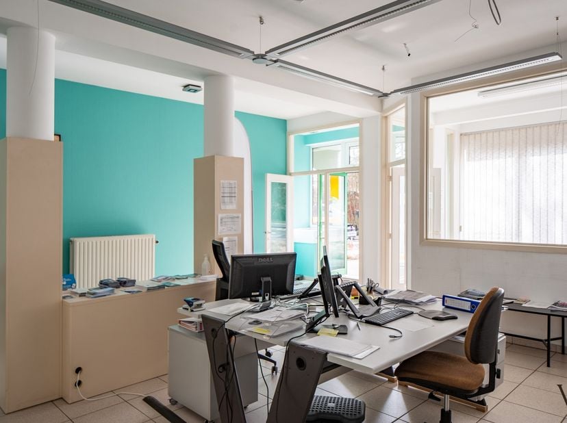 De locatie van deze kantoor- of praktijkruimte (ongeveer 100 m²) is een ideale uitvalsbasis voor meerdere disciplines of beroepen. En dit dankzij de l