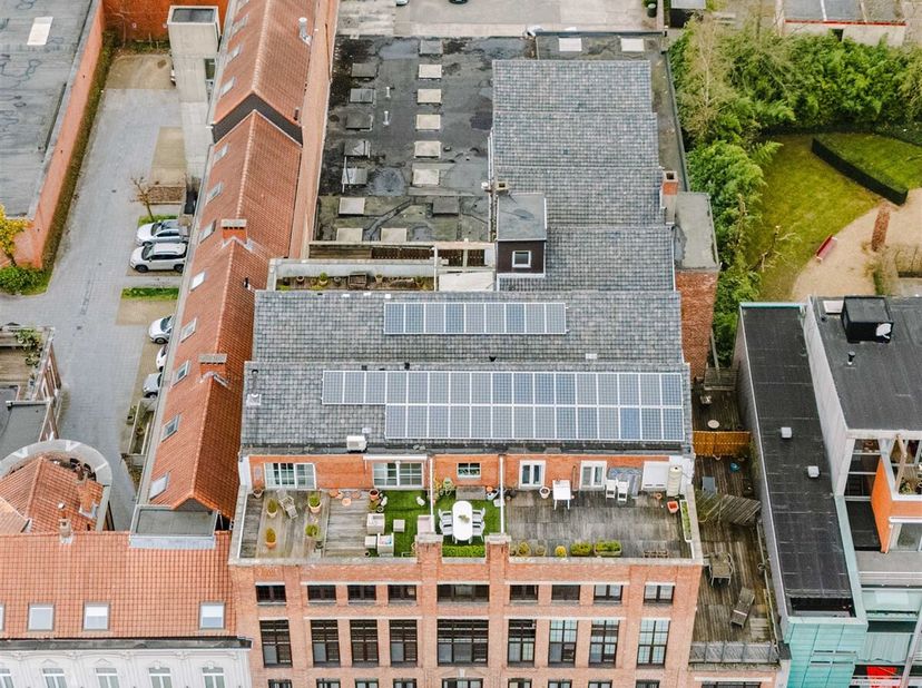 SINT-NIKLAAS - Aanbod tot overname aandelen patrimoniumvennootschap omvattende oa een uniek pakhuis opgedeeld in kantoren, magazijn, lofts en parkeerp