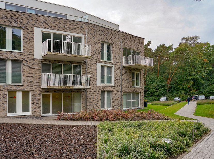 In residentie de 2 heeren, treft u dit mooi appartement op de 2de verdieping, in centrum Genk. Lift tot bij de deur.&lt;br /&gt;
Privé terras, toegankelijk