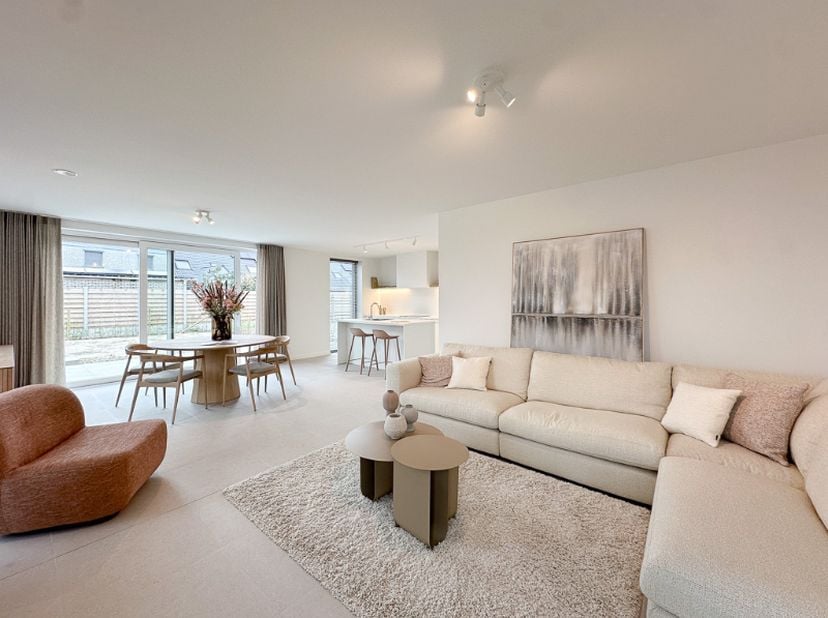 De grondoppervlakte van deze moderne, halfopen woning bedraagt 294 m². Deze woning is energieneutraal door het maximaal gebruik van hernieuwbare energ