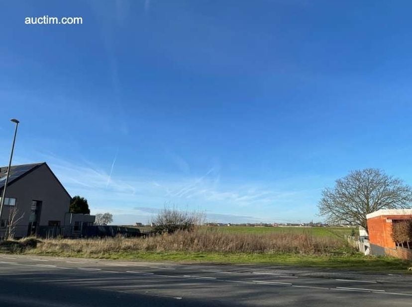 Deze grond voor half open bebouwing is gelegen op een steenworp van Lanaken en Maastricht. Achteraan kan u vanop uw terras genieten van prachtige verg