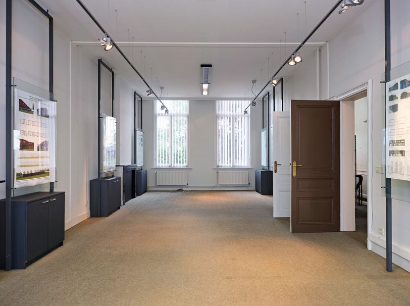 Situé dans la Stationsstraat, la principale route d&#039;accès au centre-ville d&#039;Eeklo, ce bâtiment est facilement accessible. Les environs offrent un méla
