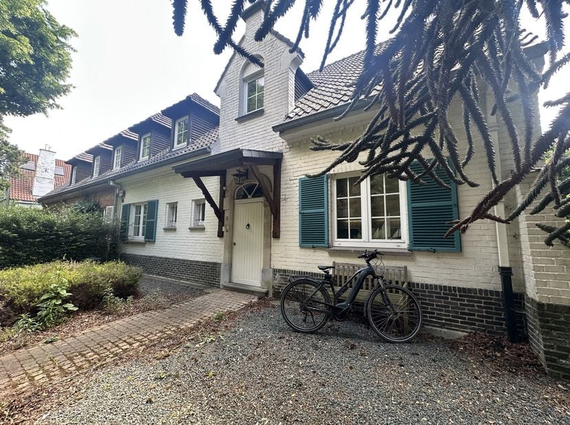 Rare opportunité au cur du prisé quartier du Fort Jaco à Uccle : maison 3 façades pleine de potentiel, nichée sur un beau terrain de ± 8 ares.&lt;br /&gt;
C
