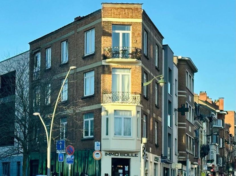 Chaussée de Wavre, quartier Saint-Julien, à proximité des métros Hankar/Delta et des toutes les facilités, appartement lumineux de +/- 92m² (selon CPE