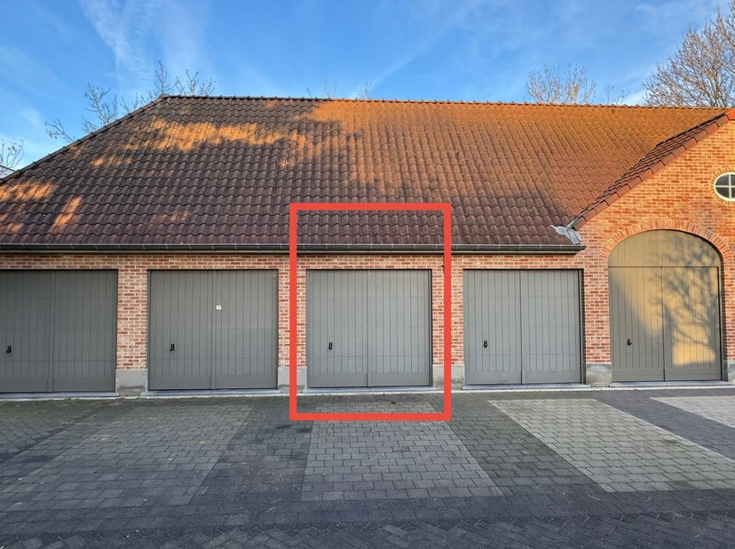 Garage in perfecte staat.&lt;br /&gt;
Oppervlakte 22m2 beneden, 15m2 boven.&lt;br /&gt;
Elektriciteit aanwezig.&lt;br /&gt;
Beneden gevloerd, boven betonvloer geschilde