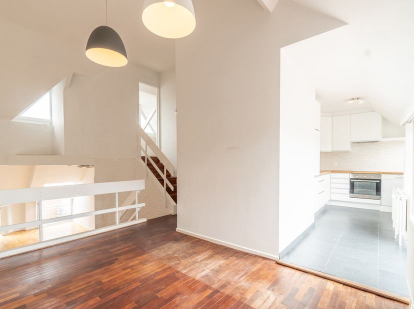 Idéalement situé dans une petite rue calme à proximité immédiate des commerces et des transports, nous vous proposons ce magnifique appartement 80m².
