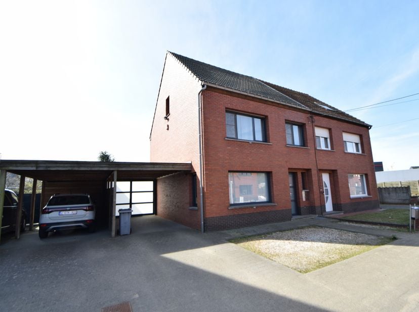 Verzorgde woning met tot 3 slaapkamers op een perceel van 475m² in het centrum van Lille.&lt;br /&gt;
&lt;br /&gt;
Het gelijkvloers bestaat uit een inkomhal met g