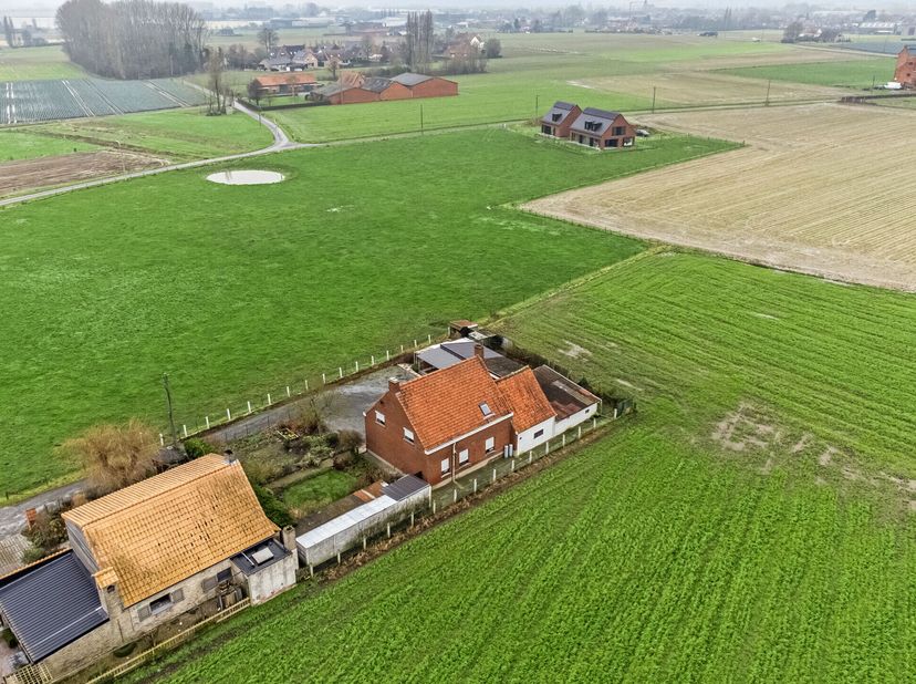 Située à seulement 5 minutes de l&#039;E403 et du centre d&#039;Ardooie, cette maison offre une excellente connexion vers Bruges, Courtrai et le centre de Roule