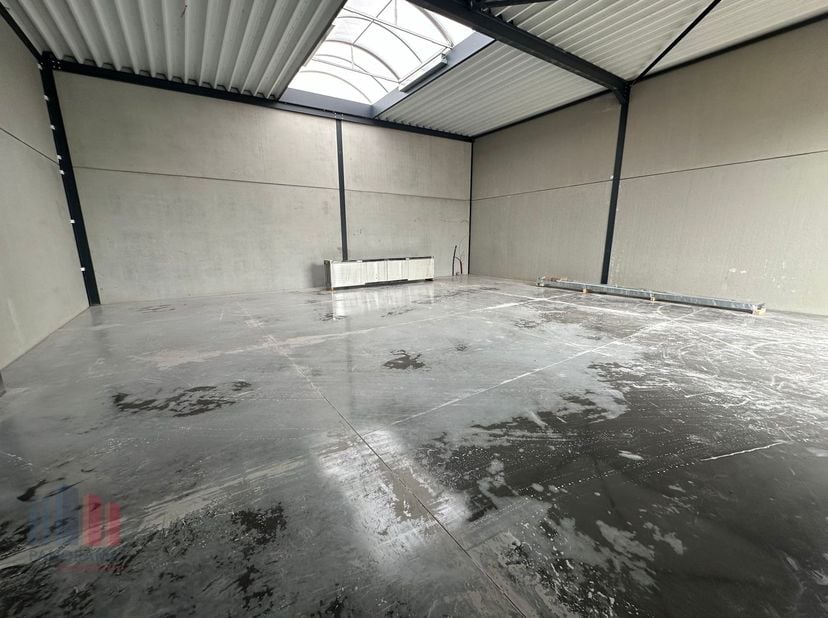 Nieuwbouw KMO-unit van 152 m² en 2 privatieve parkeerplaatsen te koop in Wevelgem.&lt;br /&gt;
&lt;br /&gt;
De geïsoleerde casco magazijnruimte is opgebouwd uit e