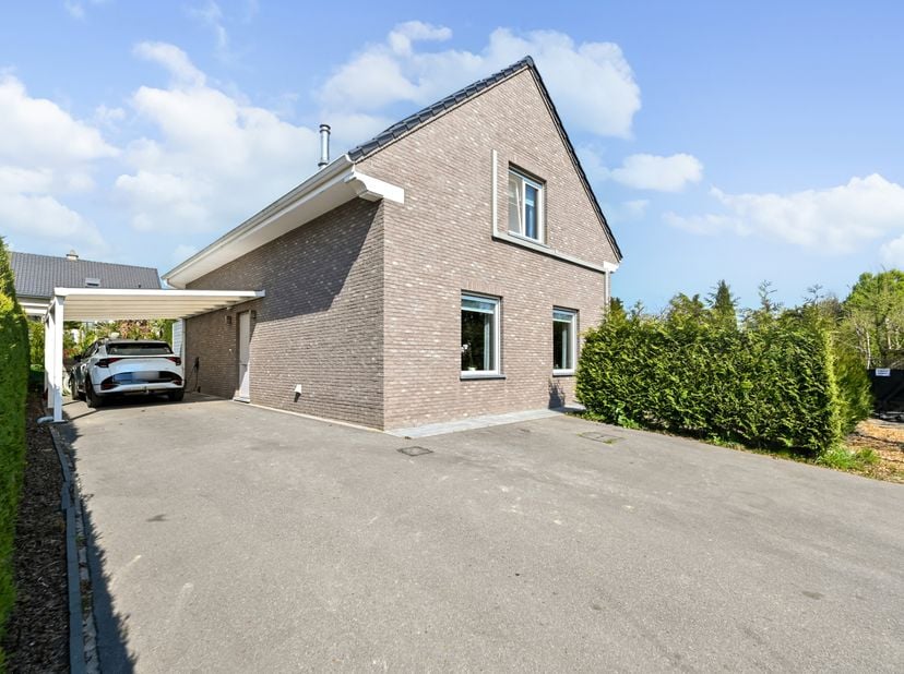 Deze recente woning is fantastisch gelegen in het landelijke Tielrode en werd gebouwd in 2017 met zeer kwalitatieve materialen wat maakt dat de woning