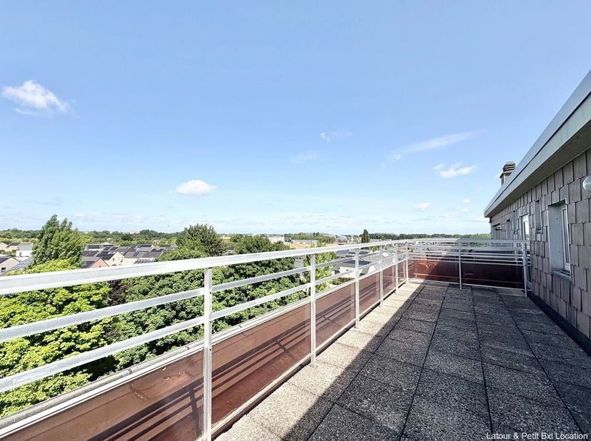 WOLUWE-SAINT-ETIENNE, à proximité de lOTAN et de toutes les commodités. Bel APPARTEMENT semi-meublé de ± 58 m² (1 ch/ 1 sdd) avec grande terrasse. Sit