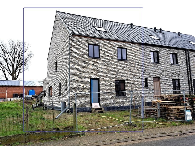 Zeer mooie casco woning gelegen in het gezellige Goetsenhoven. Het pand heeft PVC en ALU ramen met HR+ beglazing, 21 zonnepanelen en regenwaterput van
