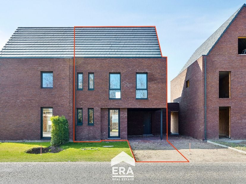 Deze casco nieuwbouwwoning in het centrum van Peer biedt een uitstekende combinatie van comfort, ruimte en een strategische ligging. Met scholen, wink