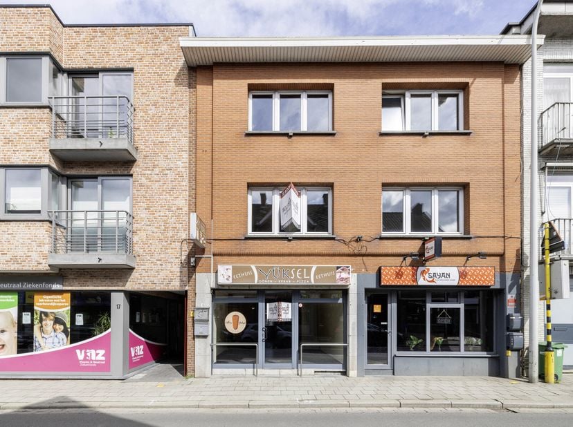 Handelshuis met gelijkvloers een handelspand (76m²) en bovenaan een duplex appartement (80m²) gelegen in de Dorpskern van Nijlen.&lt;br /&gt;
Indeling: hand